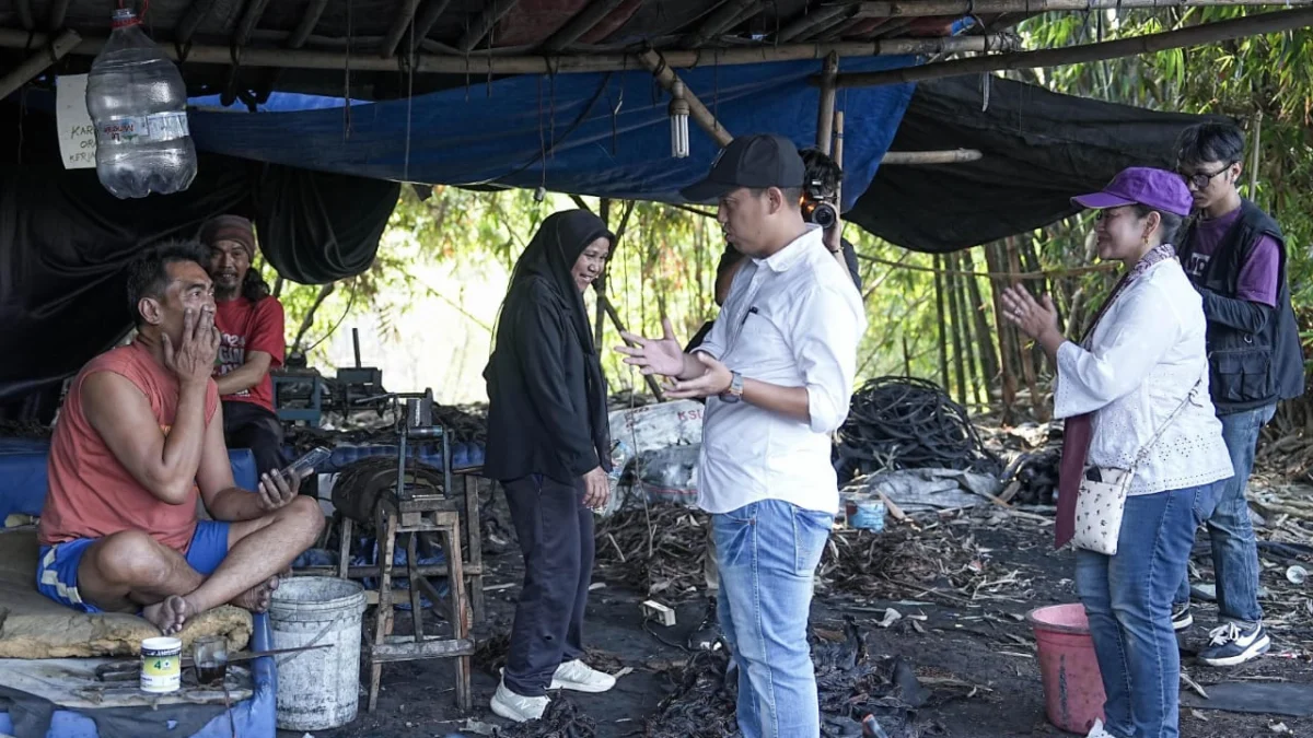 Pasangan Calon Wali Kota dan Wakil Wali Kota Bogor, Nomor Urut 1, Sendi Fardiansyah dan Melli Darsa saat menyapa warga. (Yudha Prananda / Jabar Ekspres)