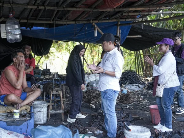 Pasangan Calon Wali Kota dan Wakil Wali Kota Bogor, Nomor Urut 1, Sendi Fardiansyah dan Melli Darsa saat menyapa warga. (Yudha Prananda / Jabar Ekspres)