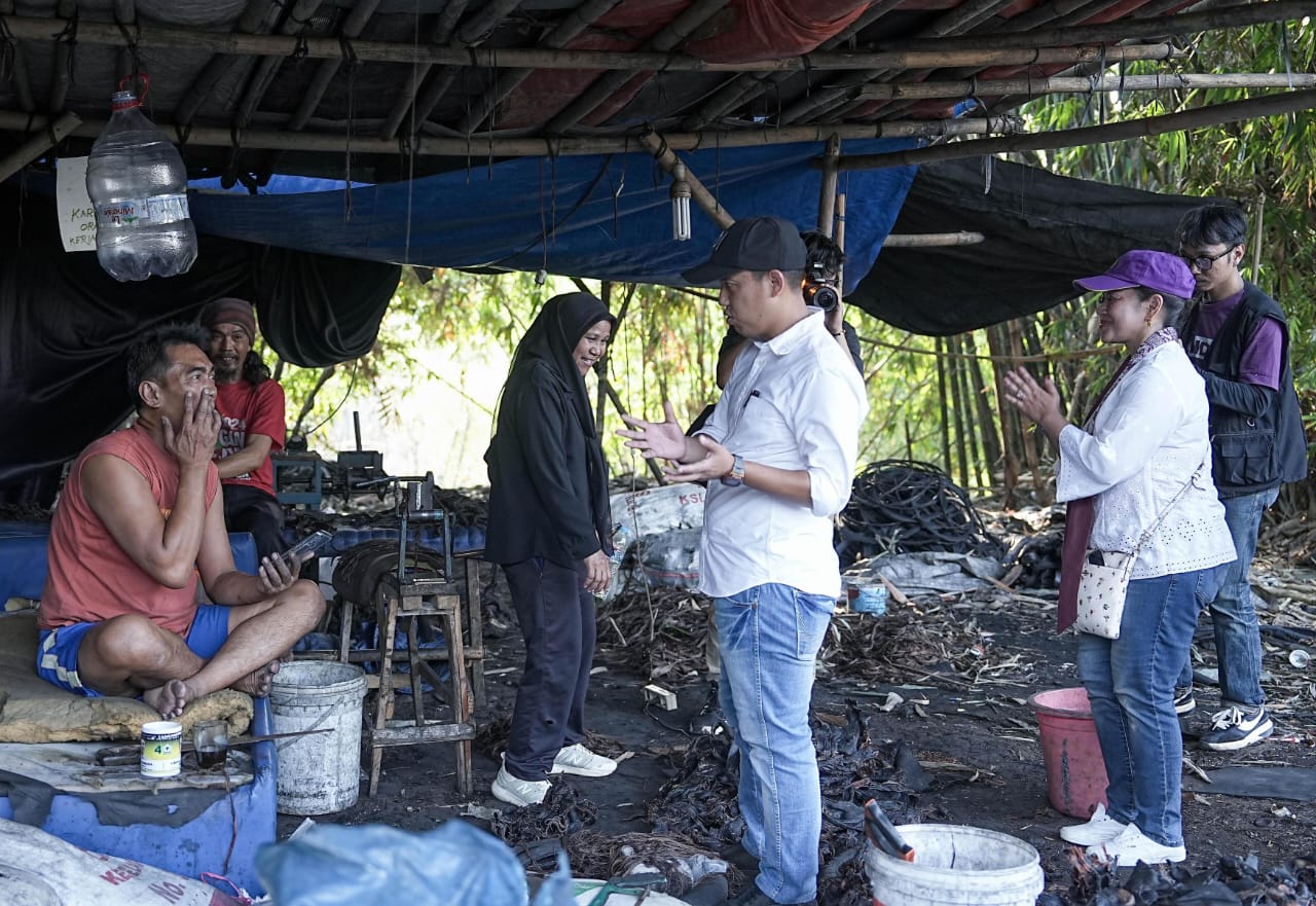 Pasangan Calon Wali Kota dan Wakil Wali Kota Bogor, Nomor Urut 1, Sendi Fardiansyah dan Melli Darsa saat menyapa warga. (Yudha Prananda / Jabar Ekspres)