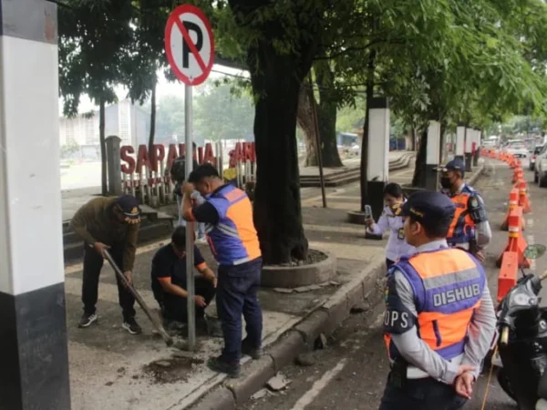 Petugas Dishub Kota Bandung memasang tanda larangan parkir di kawasan Saparua, Kota Bandung sebagai antisipasi menjamurnya parkir liar di kawasan tersebut.