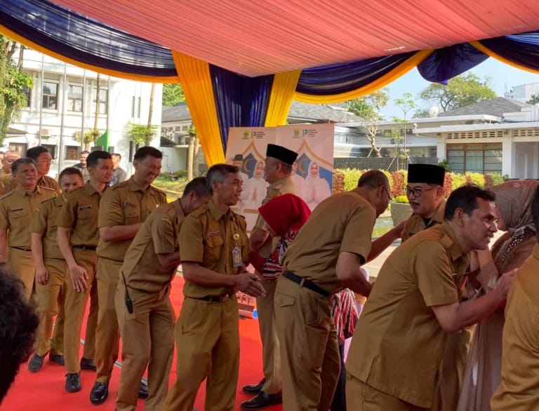 Jajaran aparatur sipil negara (ASN) di lingkungan Pemerintah Kota (Pemkot) Bandung tengah bersilaturahmi, beberapa waktu lalu. (Nizar/Jabar Ekspres)