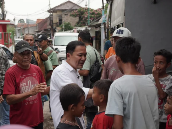 Calon Wali Kota Bogor, Dokter Rayendra alias Raendi Rayendra saat blusukan menyapa warga. (Foto: Istimewa)