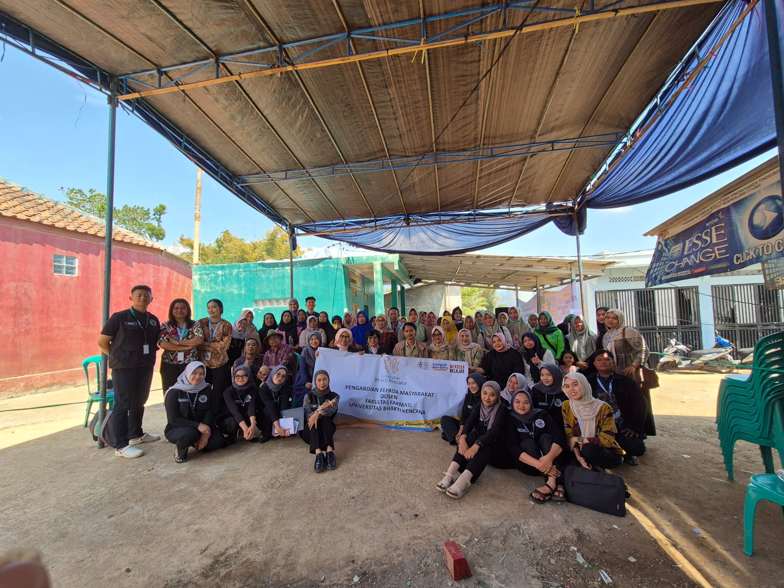 Foto bersama mitra dari Puskesmas Panca beserta masyarakat (Foto: Dosen & Mahasiswa Universitas Bhakti Kencana Kelompok 28)