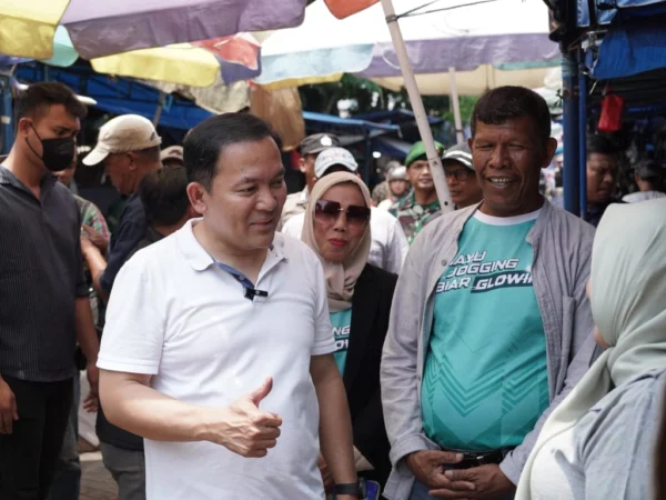 Calon Wali Kota Bogor, Dokter Reyendra alias Raendi Rayendra saat melakukan blusukan ke Pasar Anyar, Bogor. (Foto: Istimewa)