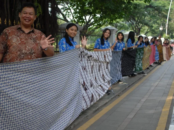 Ratusan masyarakat saat mengikuti Bogor Batik Festival ke-15 di Pedestrian Kebun Raya Bogor, Rabu (2/9). (Yudha Prananda / Jabar Ekspres)