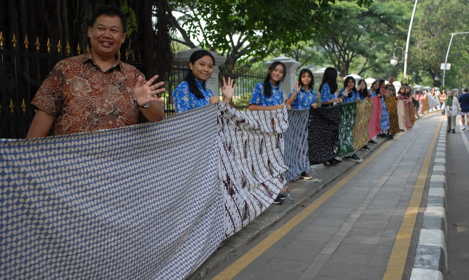 Ratusan masyarakat saat mengikuti Bogor Batik Festival ke-15 di Pedestrian Kebun Raya Bogor, Rabu (2/9). (Yudha Prananda / Jabar Ekspres)