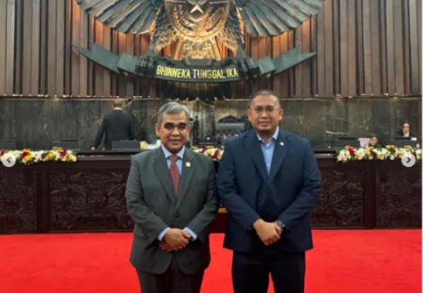 Ahmad Muzani (kiri) saat berfoto bersama Andre Rosiade dalam Sidang Paripurna, Rabu (2/10/2024). (Instagram/ahmadmuzani2)