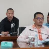 Wakil Ketua 1 DPRD Kota Bogor, M Rusli Prihatevy (Kiri) saat menghadiri raker bersama jajaran Permudahkan PPJ Kota Bogor. (Yudha Prananda / Jabar Ekspres)