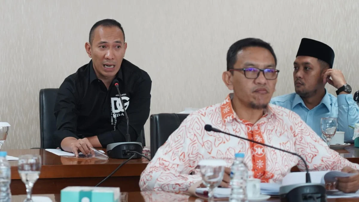 Wakil Ketua 1 DPRD Kota Bogor, M Rusli Prihatevy (Kiri) saat menghadiri raker bersama jajaran Permudahkan PPJ Kota Bogor. (Yudha Prananda / Jabar Ekspres)