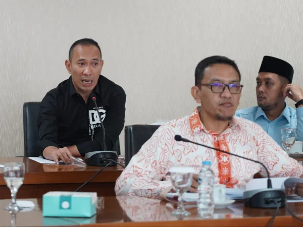 Wakil Ketua 1 DPRD Kota Bogor, M Rusli Prihatevy (Kiri) saat menghadiri raker bersama jajaran Permudahkan PPJ Kota Bogor. (Yudha Prananda / Jabar Ekspres)