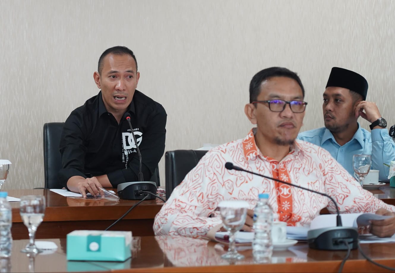 Wakil Ketua 1 DPRD Kota Bogor, M Rusli Prihatevy (Kiri) saat menghadiri raker bersama jajaran Permudahkan PPJ Kota Bogor. (Yudha Prananda / Jabar Ekspres)