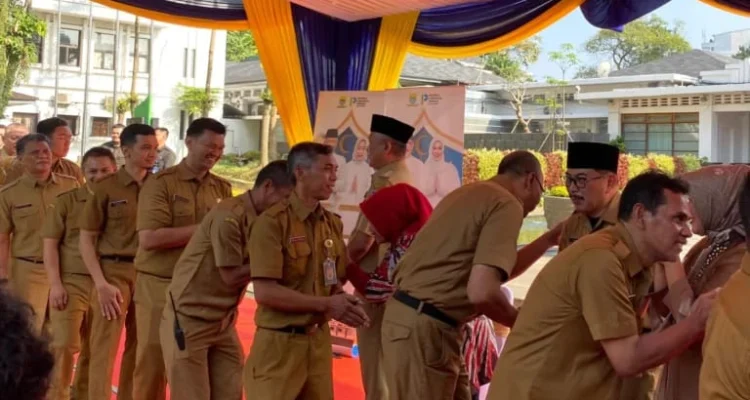 Ist. Jajaran aparatur sipil negara (ASN) di lingkungan Pemerintah Kota (Pemkot) Bandung tengah bersilaturahmi, beberapa waktu lalu. (Nizar/Jabar Ekspres)