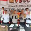 Kapolresta Bogor Kota, AKBP Guntur Muhammad Toriq bersama jajaran menunjukkan sejumlah barang bukti. (Yudha Prananda / Jabar Ekspres)