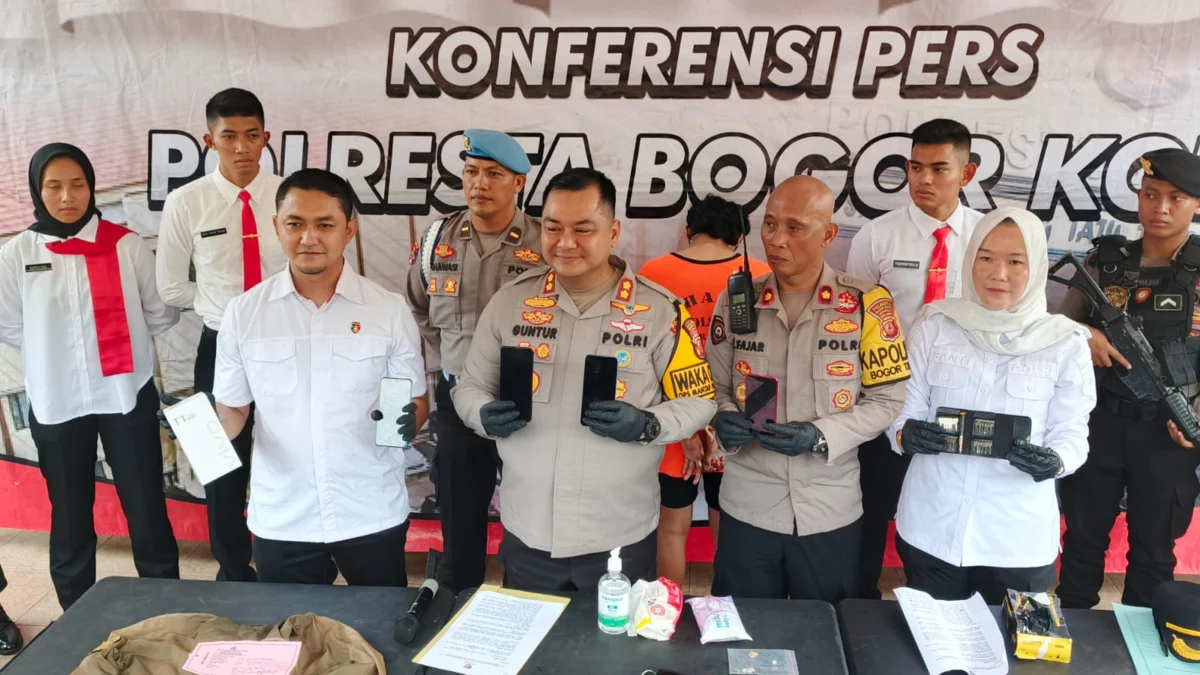 Kapolresta Bogor Kota, AKBP Guntur Muhammad Toriq bersama jajaran menunjukkan sejumlah barang bukti. (Yudha Prananda / Jabar Ekspres)