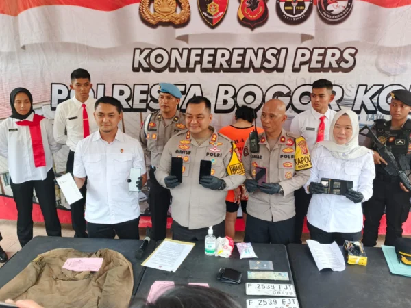 Kapolresta Bogor Kota, AKBP Guntur Muhammad Toriq bersama jajaran menunjukkan sejumlah barang bukti. (Yudha Prananda / Jabar Ekspres)