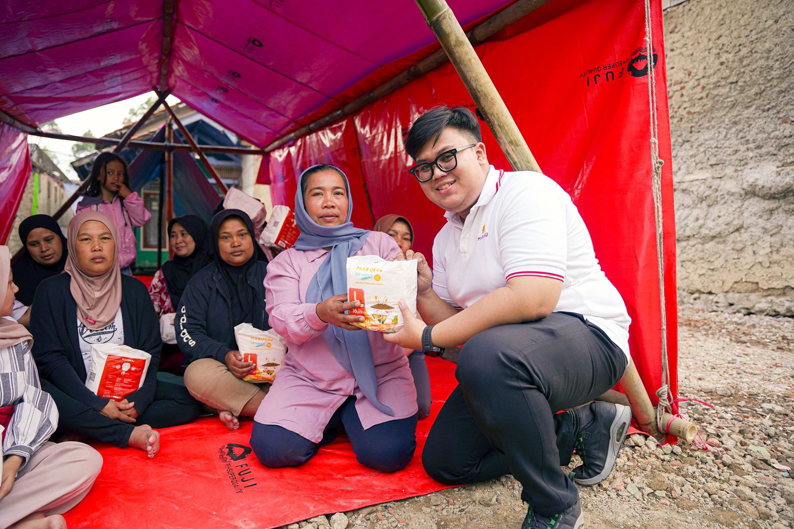 Lucky Mom Indonesia Beri Donasi pada Korban Gempa Kabupaten Bandung