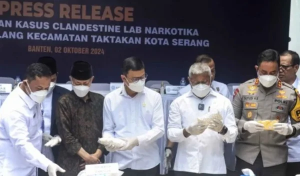 Kepala Badan Narkotika Nasional (BNN) RI Irjen Pol Kepala BNN RI Irjen Pol Marthinus Hukom (kedua kanan). (foto/ANTARA)