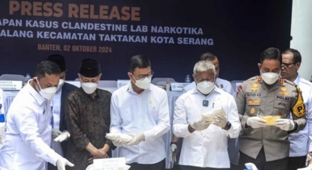 Kepala Badan Narkotika Nasional (BNN) RI Irjen Pol Kepala BNN RI Irjen Pol Marthinus Hukom (kedua kanan). (foto/ANTARA)