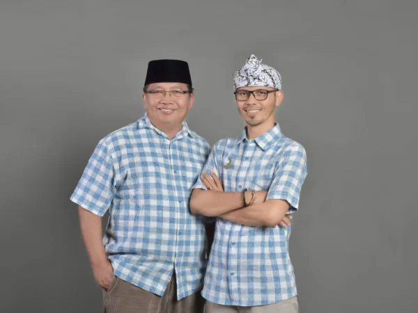 Calon Wali Kota Banjar Bambang Hidayah (kiri) dan calon wakil wali kota Banjar Dani Danial Muhklis berfoto bersama. (Istimewa)