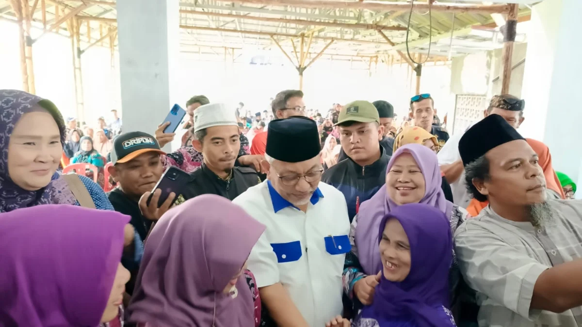 Calon Gubernur Jawa Barat Ahmad Syaikhu menyalami pendukungnya di Kabupaten Ciamie, Jawa Barat, Kamis 3 Oktober 2024. (Cecep Herdi/Jabar Ekspres).