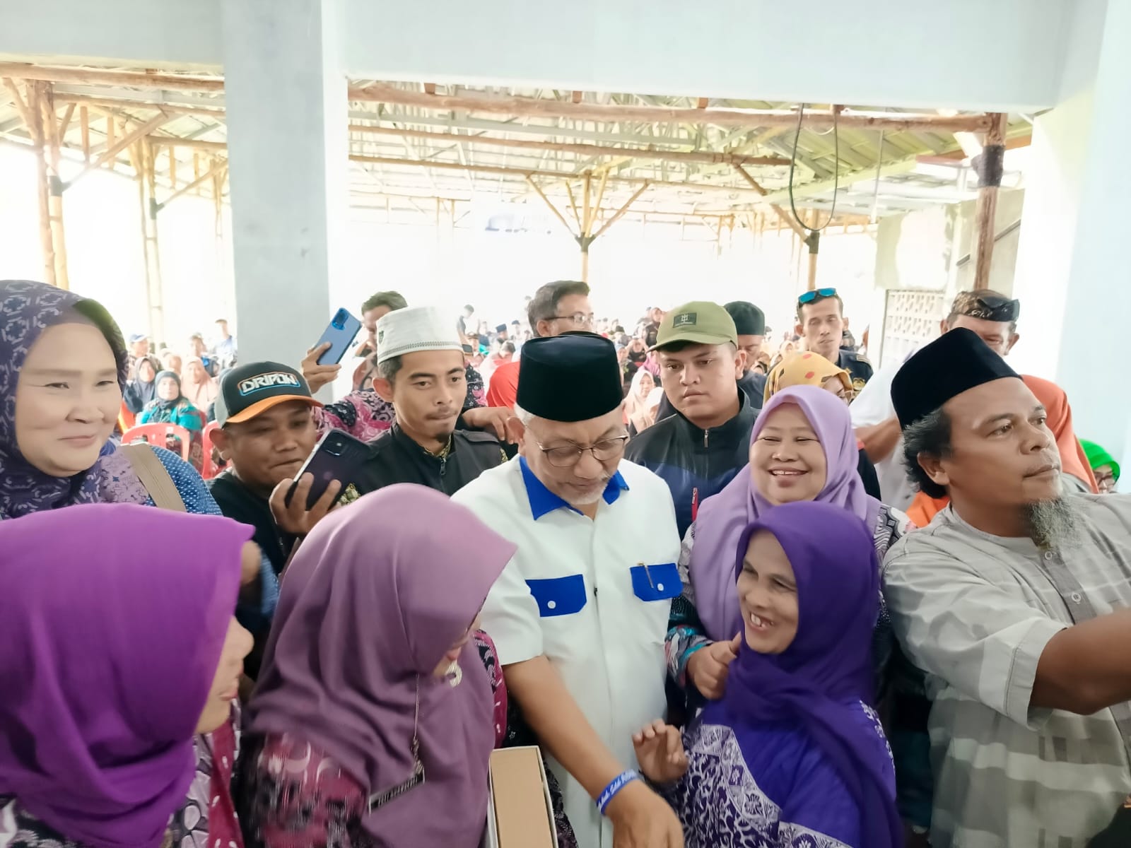 Calon Gubernur Jawa Barat Ahmad Syaikhu menyalami pendukungnya di Kabupaten Ciamie, Jawa Barat, Kamis 3 Oktober 2024. (Cecep Herdi/Jabar Ekspres).