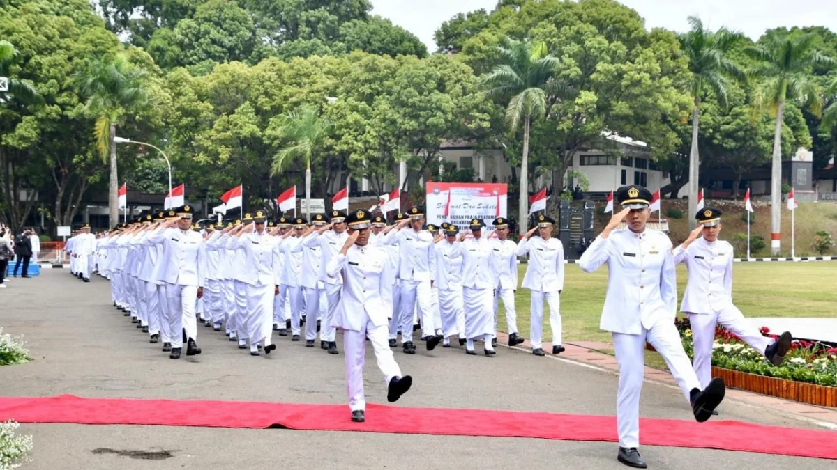 Sebanyak 721 orang Praja Pratama Institut Pemerintahan Dalam Negeri (IPDN), saat pengukuhan sebagai angkatan 35 pada 2024 di wilayah Kecamatan Jatinangor, Kabupaten Sumedang.