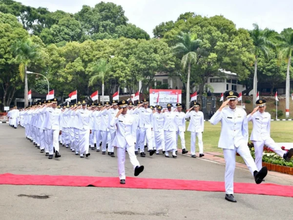 Sebanyak 721 orang Praja Pratama Institut Pemerintahan Dalam Negeri (IPDN), saat pengukuhan sebagai angkatan 35 pada 2024 di wilayah Kecamatan Jatinangor, Kabupaten Sumedang.