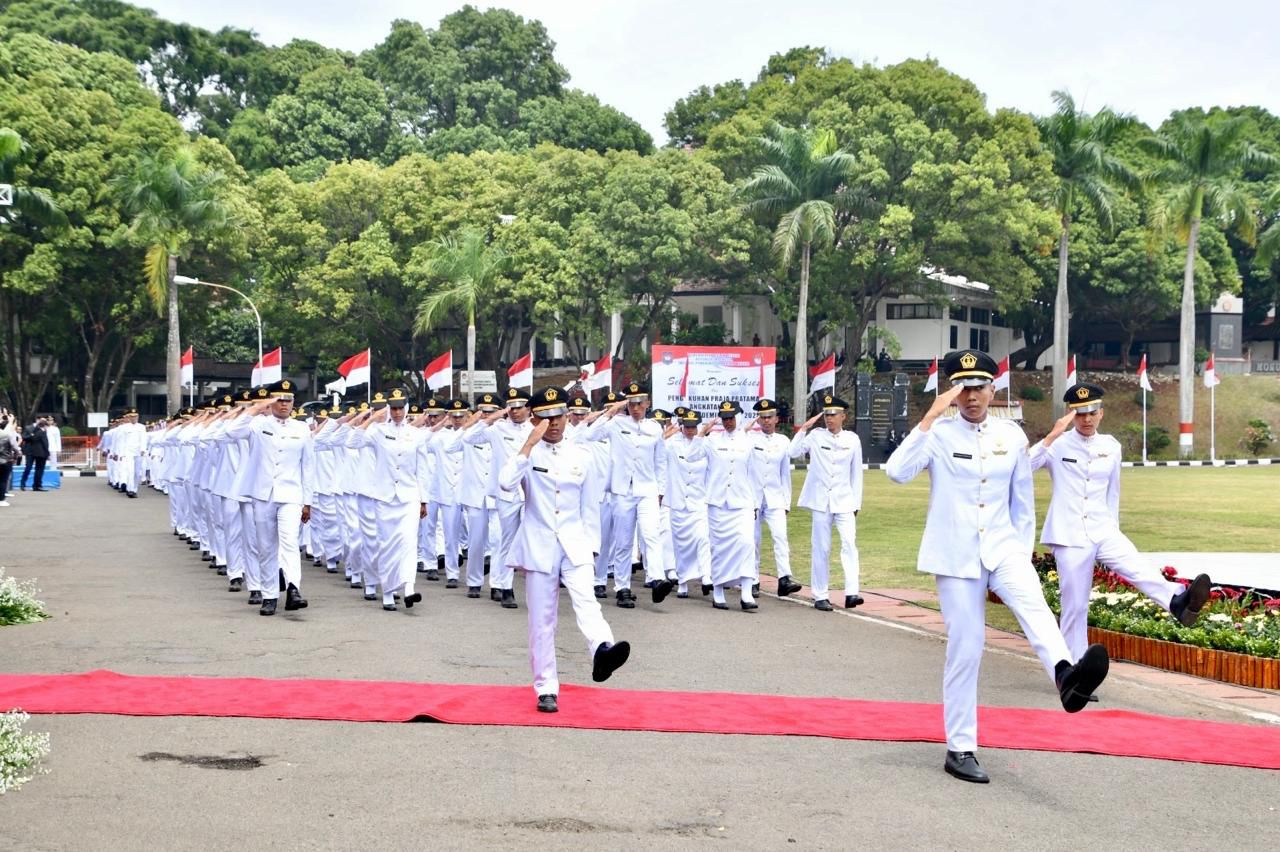 Sebanyak 721 orang Praja Pratama Institut Pemerintahan Dalam Negeri (IPDN), saat pengukuhan sebagai angkatan 35 pada 2024 di wilayah Kecamatan Jatinangor, Kabupaten Sumedang.