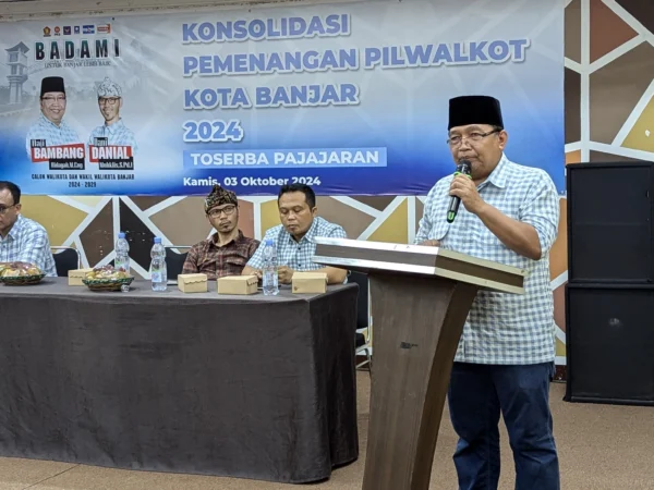 Calon Wali Kota Banjar Bambang Hidayah saat menyampaikan sambutan dalam acara konsolidasi pemenangan Pilwalkot Banjar, Kamis 3 Oktober 2024. (Cecep Herdi/Jabar Ekspres)