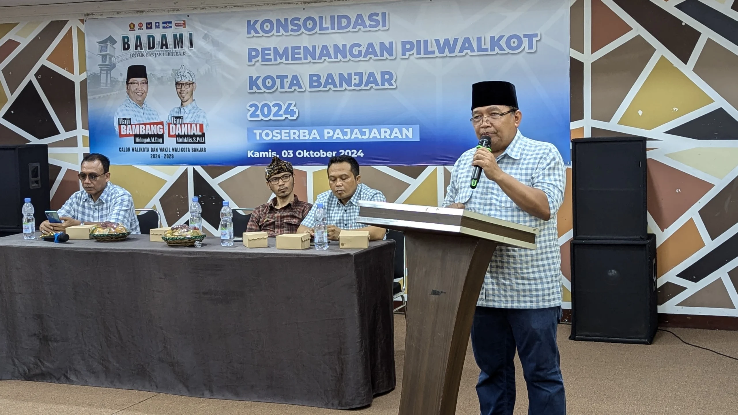 Calon Wali Kota Banjar Bambang Hidayah saat menyampaikan sambutan dalam acara konsolidasi pemenangan Pilwalkot Banjar, Kamis 3 Oktober 2024. (Cecep Herdi/Jabar Ekspres)