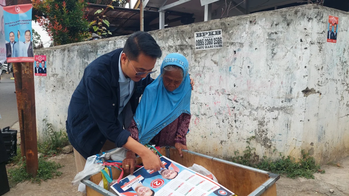 Doc. Calon Wakil Wali Kota Cimahi Nomor Urut Dua, Adhitia Yudisthira saat Blusukan ke Warga di Kawasan Padasuka, Kota Cimahi (Mong/Jabar Ekspres)