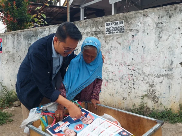 Doc. Calon Wakil Wali Kota Cimahi Nomor Urut Dua, Adhitia Yudisthira saat Blusukan ke Warga di Kawasan Padasuka, Kota Cimahi (Mong/Jabar Ekspres)