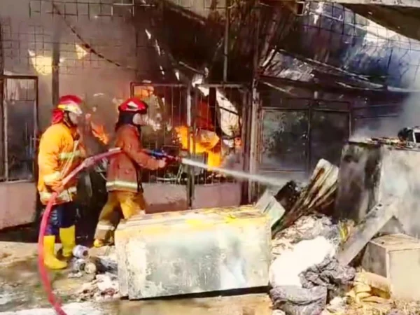 Tim Damkar Kota Bogor saat melakukan pemadam kobaran api di lokasi kejadian, Jalan R3, Katulampa, Bogor Timur, Jumat (4/10). (Yudha Prananda / Tangkapan Layar)