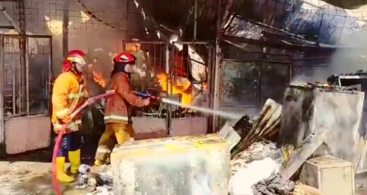 Tim Damkar Kota Bogor saat melakukan pemadam kobaran api di lokasi kejadian, Jalan R3, Katulampa, Bogor Timur, Jumat (4/10). (Yudha Prananda / Tangkapan Layar)