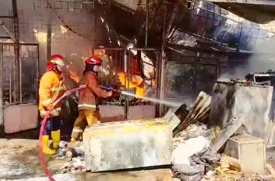 Tim Damkar Kota Bogor saat melakukan pemadam kobaran api di lokasi kejadian, Jalan R3, Katulampa, Bogor Timur, Jumat (4/10). (Yudha Prananda / Tangkapan Layar)