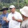 Calon Wali Kota Cimahi, Dikdik Suratno Nugrahawan saat Berbincang Bersama Petani di Cimahi (mong)