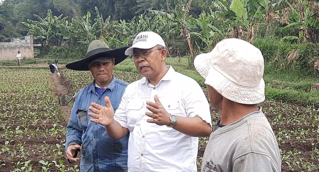 Calon Wali Kota Cimahi, Dikdik Suratno Nugrahawan saat Berbincang Bersama Petani di Cimahi (mong)