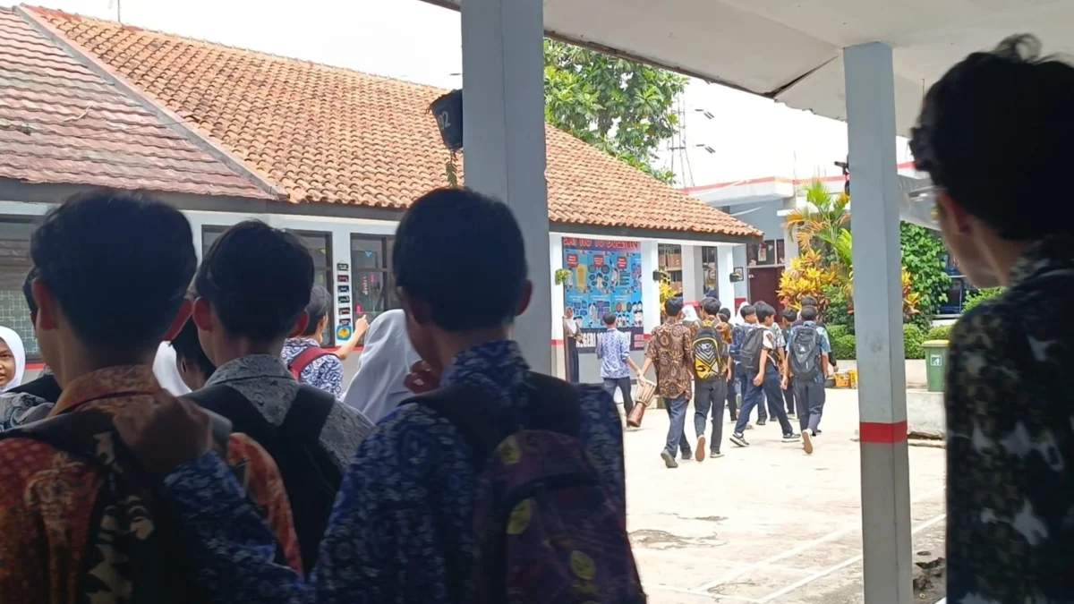 Sejumlah siswa dan siswi SMPN 60 Kota Bandung usai menjalani jam pelajaran, pada Jumat (4/10). (Nizar/Jabar Ekspres)