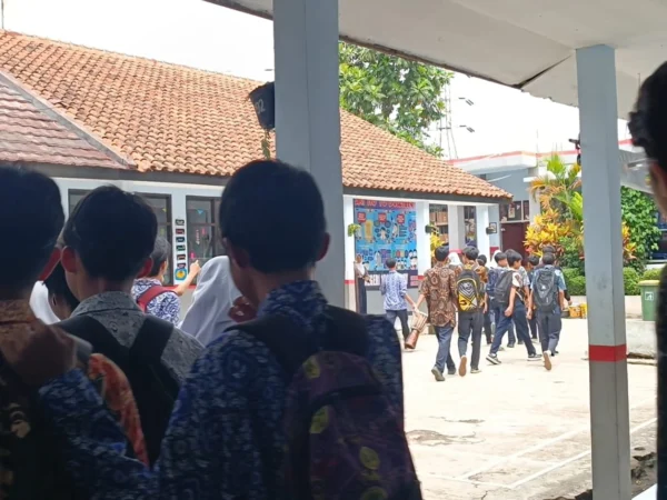 Sejumlah siswa dan siswi SMPN 60 Kota Bandung usai menjalani jam pelajaran, pada Jumat (4/10). (Nizar/Jabar Ekspres)