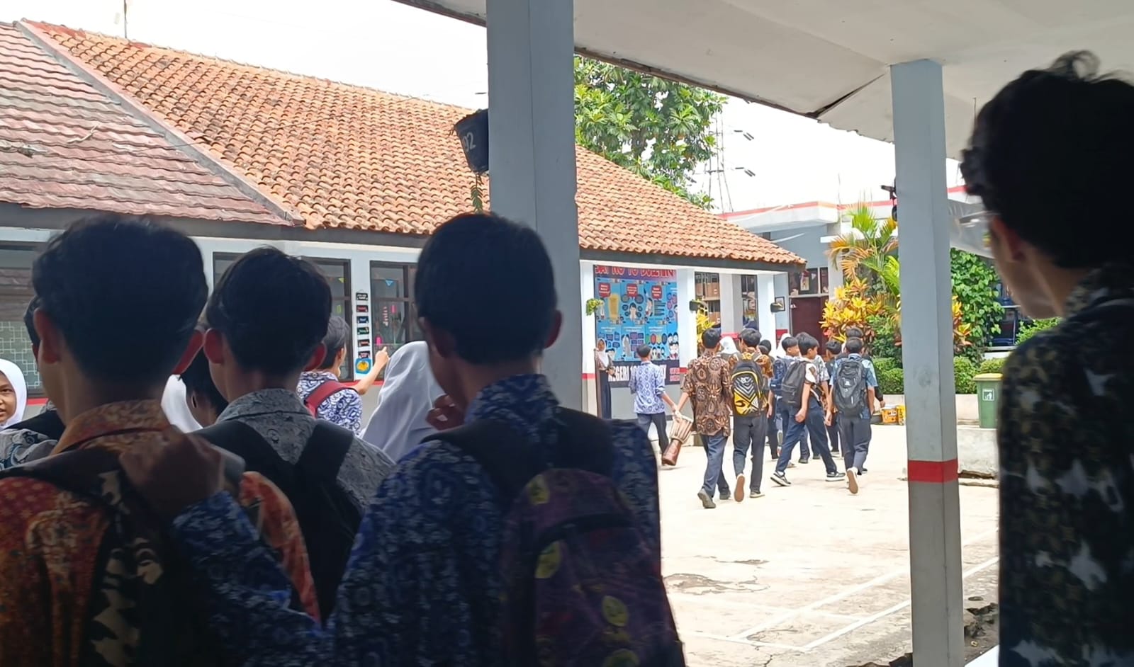 Sejumlah siswa dan siswi SMPN 60 Kota Bandung usai menjalani jam pelajaran, pada Jumat (4/10). (Nizar/Jabar Ekspres)