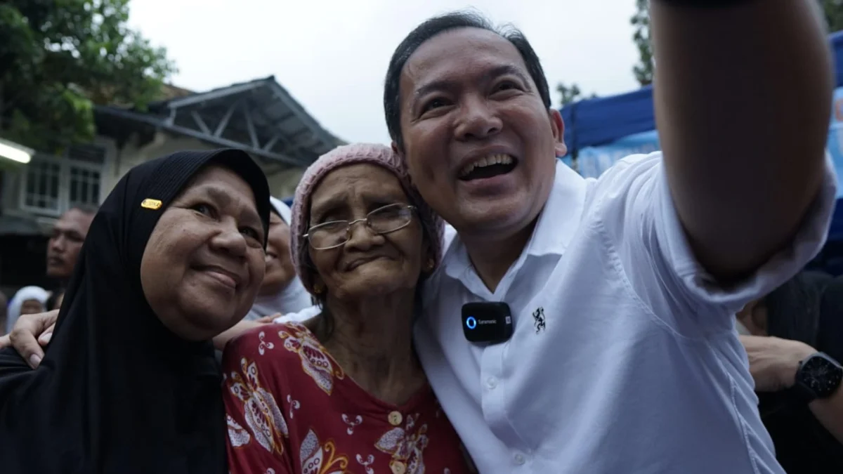 Calon Wali Kota Bogor, Dokter Reyendra alias Raendi Rayendra saat berswafoto bersama warga. (Foto: Istimewa)