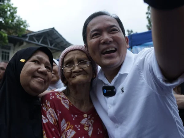 Calon Wali Kota Bogor, Dokter Reyendra alias Raendi Rayendra saat berswafoto bersama warga. (Foto: Istimewa)