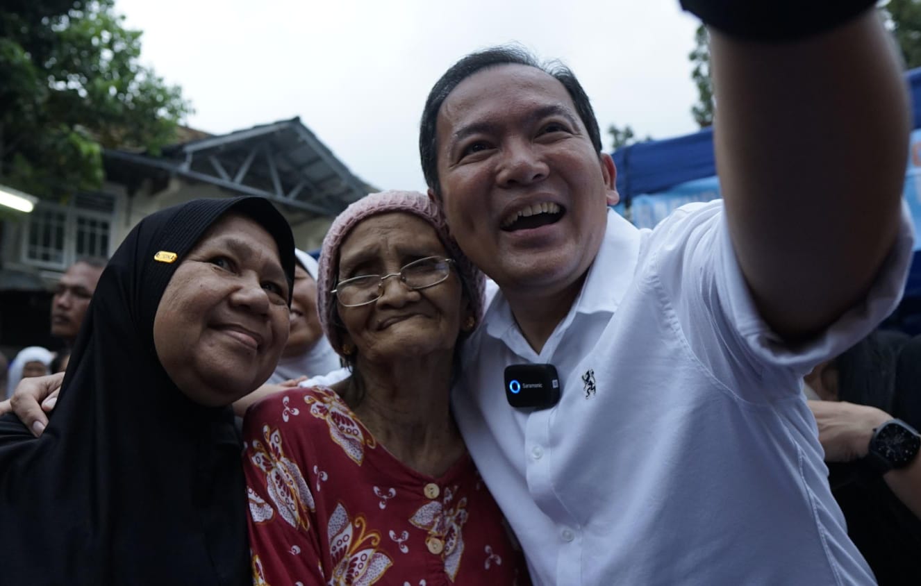 Calon Wali Kota Bogor, Dokter Reyendra alias Raendi Rayendra saat berswafoto bersama warga. (Foto: Istimewa)