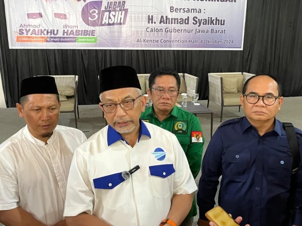 Calon Gubernur Jawa Barat Ahmad Syaikhu (tengah) optimis bisa ulangi kemenangan Aher di Pilgub Jabar.