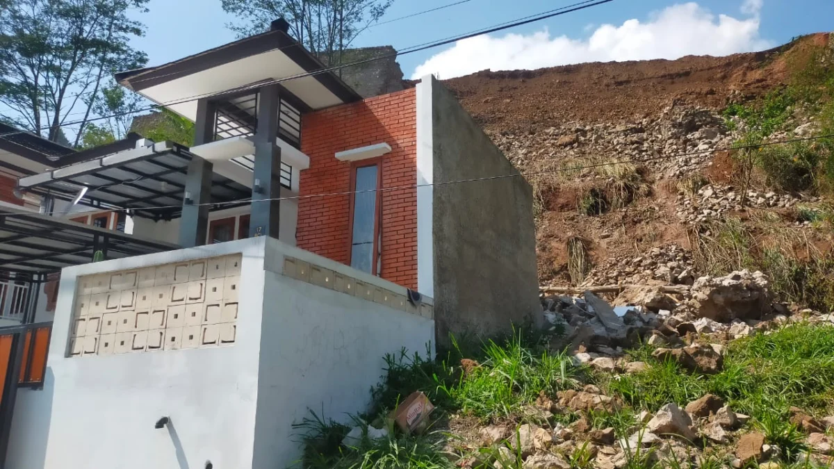 Kondisi Rumah di Bukit Cibogo Living (BCL), RT 04 RW 17, Kelurahan Leuwigajah, Kecamatan Cimahi Selatan usai Terkena Ambruknya Benteng Perumahan Mandalika. Senin (7/10/2024) pagi. (Mong / Jabar Ekspres)