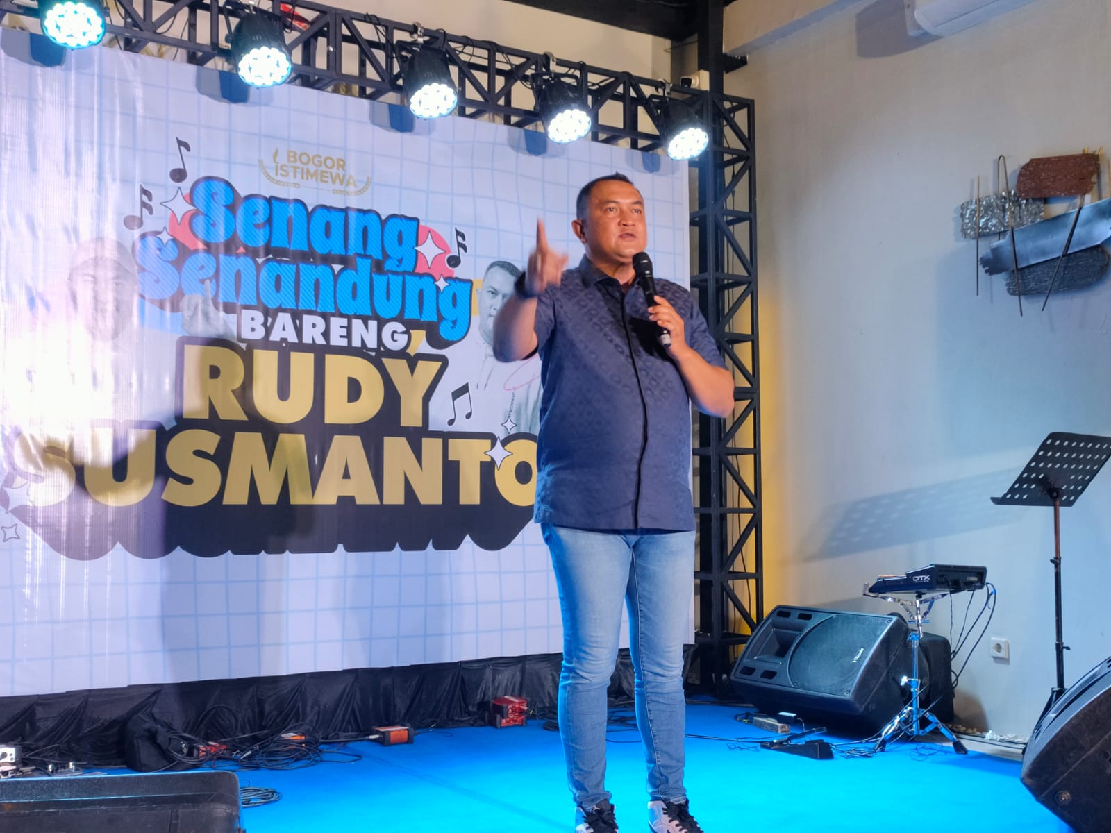 Rudy Susmanto hadiri acara Senang Senandung di Kafe Asimetri Pakansari, Kabupaten Bandung pada Minggu (6/10)