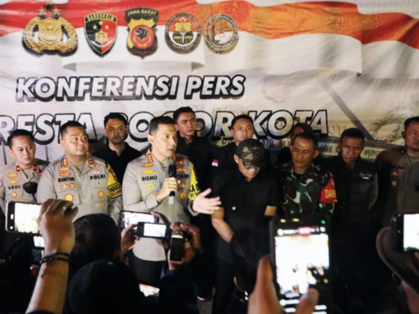 Polresta Bogor Kota bersama unsur Forkopimda Kota Bogor saat menggelar Konferensi Pers, Minggu (6/10) Malam. (Yudha Prananda / Jabar Ekspres)