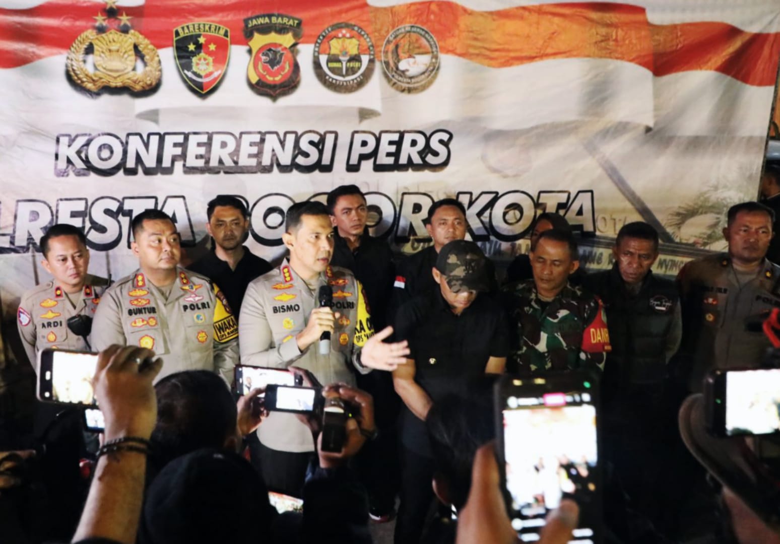 Polresta Bogor Kota bersama unsur Forkopimda Kota Bogor saat menggelar Konferensi Pers, Minggu (6/10) Malam. (Yudha Prananda / Jabar Ekspres)