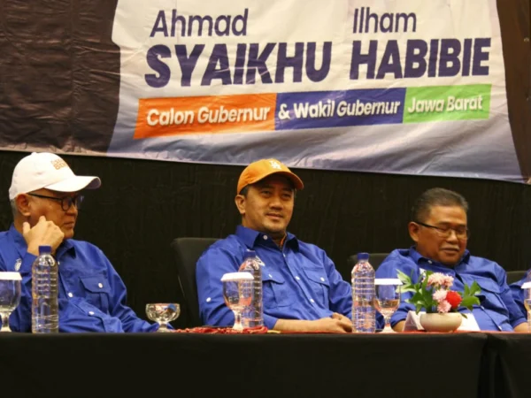 Ketua Harian Tim Pemenangan Asih, Akbar Zulfakar (tengah).