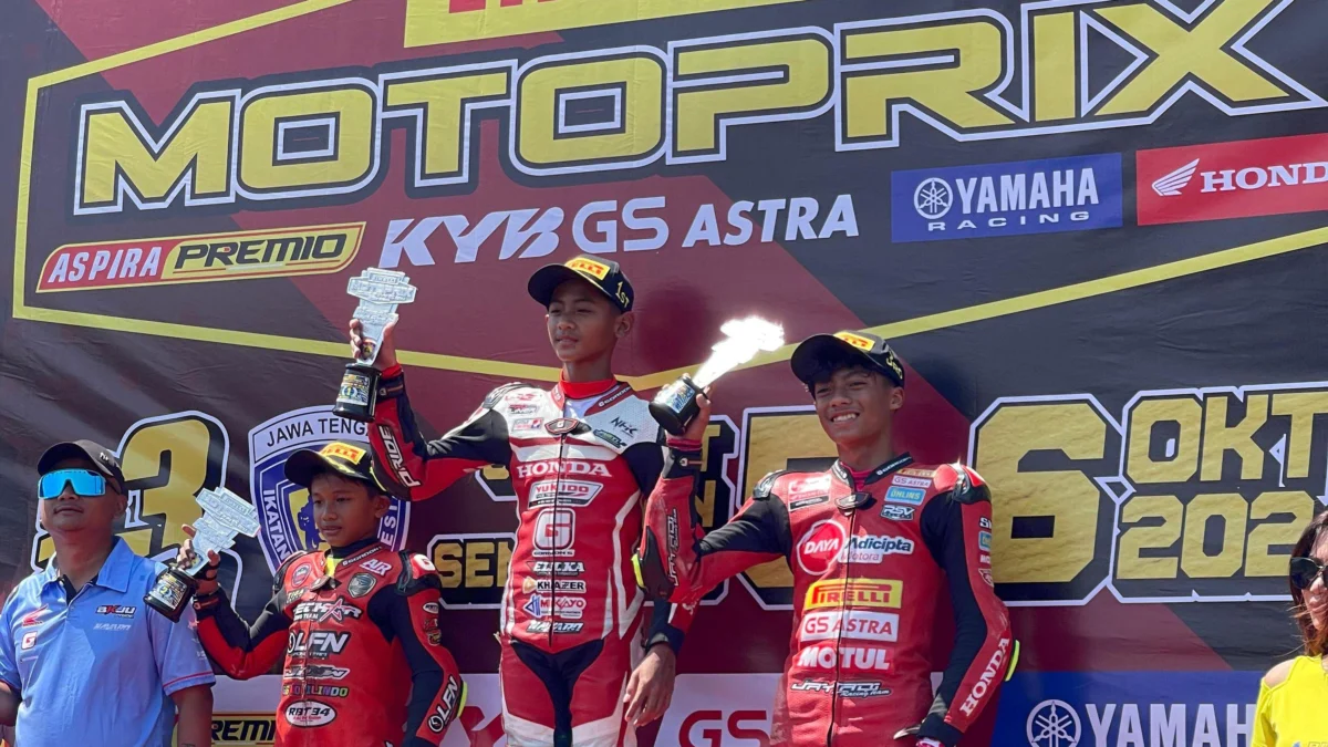 Arkana Ocktane dan Andra Setya Ismaya dari Honda Daya Jayadi Racing Team meraih poin penting di kelas MP3 Rookie pada Kejuaraan Nasional MotoPrix 2024 di Sirkuit Mijen, Semarang/ Dok. PT Daya Adicipta Motora